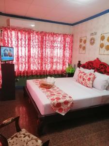 Letto o letti in una camera di Sang Yoo Mountain View Tagaytay Bed and Breakfast - Taal Lake View