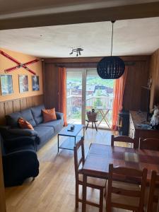 フォルミガルにあるIbón de Bucuesaのソファとテーブルのあるリビングルーム