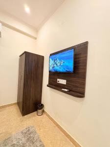 a flat screen tv on a wall in a room at Hotel Kings Inn in Jaipur
