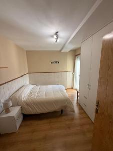 フォルミガルにあるIbón de Bucuesaの白いベッドと窓のある寝室