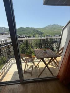 フォルミガルにあるIbón de Bucuesaのテーブルと椅子、景色を望むバルコニー +6枚の写真