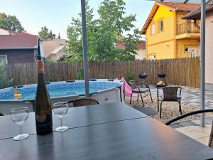 Bazén v ubytování Nikolett apartman nebo v jeho okolí