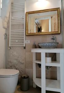 A bathroom at Le Piccole Case Bianche