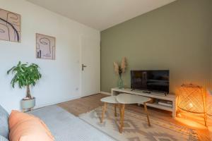 Et tv og/eller underholdning på Studio calme avec parking, proche métro