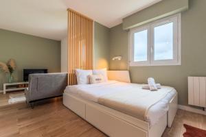 En eller flere senge i et værelse på Studio calme avec parking, proche métro + 20 billeder