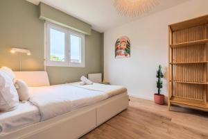 En eller flere senge i et værelse på Studio calme avec parking, proche métro