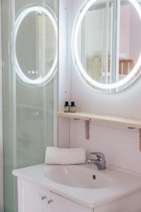 Koupelna v ubytování Le Clos du 5 - Appart Hotel Bagneres