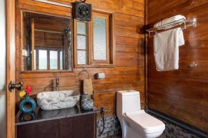 une salle de bain avec toilettes et lavabo dans l'établissement Stay Leisurely Woodscape 5BHK, Pawna Lake, à Malavli 54 autres photos