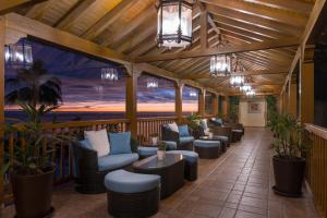 Uma área de estar em Elba Estepona Gran Hotel & Thalasso Spa