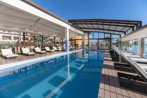 A piscina localizada em Elba Estepona Gran Hotel & Thalasso Spa ou nos arredores
