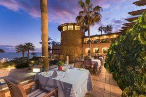 Um restaurante ou outro lugar para comer em Elba Estepona Gran Hotel & Thalasso Spa