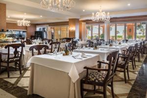 Um restaurante ou outro lugar para comer em Elba Estepona Gran Hotel & Thalasso Spa