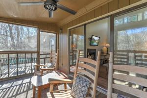 Μια τηλεόραση ή/και κέντρο ψυχαγωγίας στο Misty Ridge - Cozy condo in Big Canoe