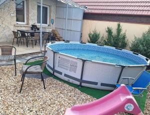 Bazén v ubytování Nikolett apartman nebo v jeho okolí