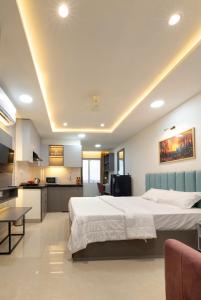Una cama o camas en una habitación de Beautiful & luxurious Studio Apartment in Jaipur!