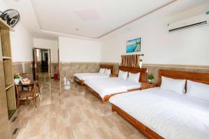 a hotel room with two beds and a table at Thảo Vân 3 Hotel in Danang