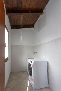 a microwave in a kitchen with a wooden ceiling at Casa Vacanze La Ginestra in Cava deʼ Tirreni