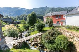 Un pequeño pueblo con un río y una casa. en Gîte Ainerak, en Sainte Engrace