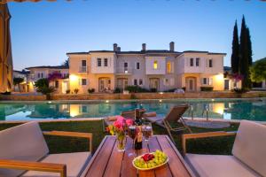 Bazén v ubytování Portvillas by Villa Safiya nebo v jeho okolí + 37 fotografií