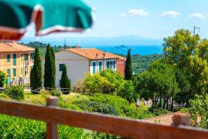 里奥内莱尔巴Appartamento Trilocale Cerboli的一座位于山上的海景别墅