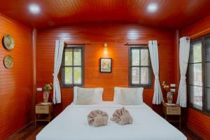 Un pat sau paturi într-o cameră la Samet Lucky Resort