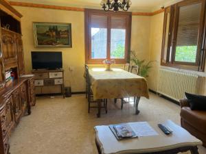 Televisyen dan/atau pusat hiburan di Maison provençale Forcalquier
