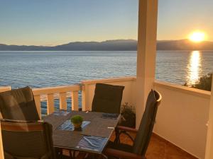 a table and chairs on a balcony with a view of the ocean at Apartment Andrea in Sutivan +21 photos