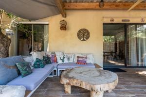 Khu vực ghế ngồi tại Le Refuge du Maquis