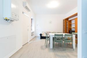a kitchen and dining room with a table and chairs at Casa a Giulianova a due passi dal mare in Giulianova