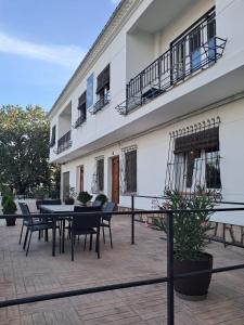 un patio con tavoli e sedie di fronte a un edificio di RaíZes 22 - Apartamento 5 a Puebla de Don Fadrique