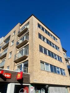un edificio de ladrillo alto con un cartel delante en Air du large, en Koksijde