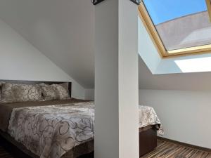 Ένα ή περισσότερα κρεβάτια σε δωμάτιο στο Peaceful Attic Oasis