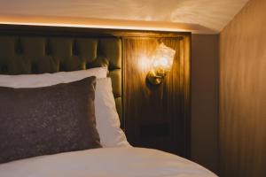 Letto o letti in una camera di Hotel Rezident