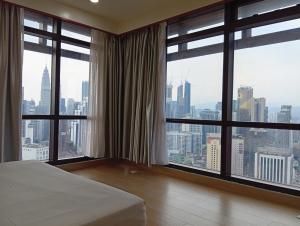 Postel nebo postele na pokoji v ubytování Fantastic appartment at times square Kuala Lumpur