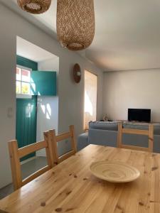 a living room with a table and a bed at Casa da Avó in Sesimbra