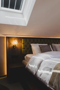 Letto o letti in una camera di Hotel Rezident