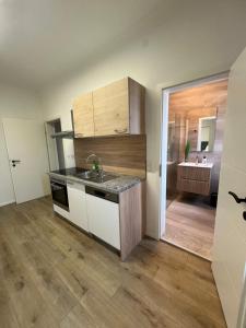 a kitchen with a sink and a bathroom at Sofia Apartment Neubaugasse 1 Nähe Redbull Ring in Knittelfeld