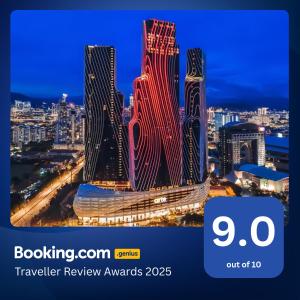 zdjęcie dwóch wysokich budynków w mieście w obiekcie Arte Mont Kiara Kuala Lumpur w Kuala Lumpur