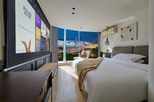 Un pat sau paturi într-o cameră la Xiamen Puyiju Movie Theme Hotel +4 fotografii