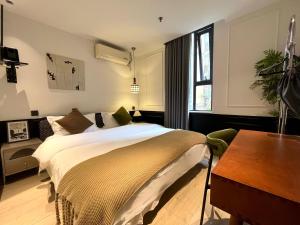 Un pat sau paturi într-o cameră la Xiamen Puyiju Movie Theme Hotel