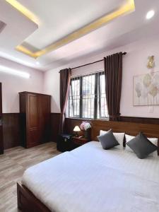 a bedroom with a large bed and a large window at Thảo Vân 3 Hotel in Da Nang