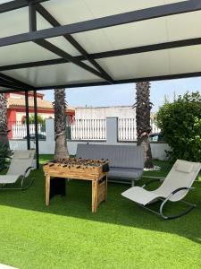 Patio lub wspólna przestrzeń na świeżym powietrzu w obiekcie Apartamento 2, Chalet Manzano a 15" de Sevilla, a 30" del Aeropuerto de Sevilla