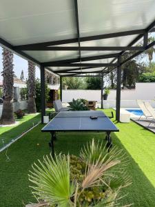 stół do ping ponga na środku podwórza w obiekcie Apartamento 2, Chalet Manzano a 15" de Sevilla, a 30" del Aeropuerto de Sevilla w mieście Villanueva del Ariscal