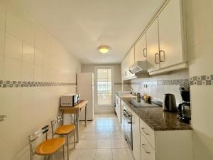 Kuchyňa alebo kuchynka v ubytovaní Apartamentos APOLO16 (I-15º-70)