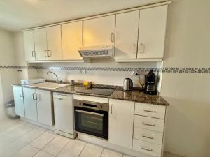 Kuchyňa alebo kuchynka v ubytovaní Apartamentos APOLO16 (I-15º-70)