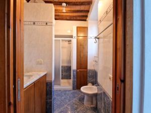 Et badeværelse på Casa Belladonna Rio Marina + 25 billeder