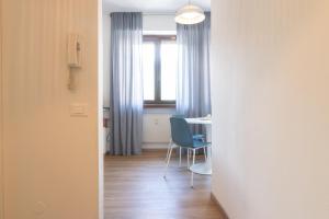 a room with a table and chairs and a window at appartamento centralissimo vista terme in Vittorio Veneto +15 photos
