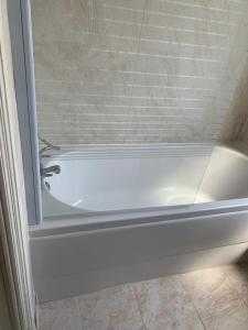 Φωτογραφία από το άλμπουμ του Three bedrooms holiday home fun -relax &work σε Surbiton
