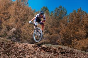 Un uomo che fa un trucco su una bici in aria di RaíZes 22 - Apartamento 5 a Puebla de Don Fadrique