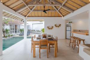 Bazén v ubytování Villa Cocodrilos 2 - 3 BR private Villa in Seminyak nebo v jeho okolí